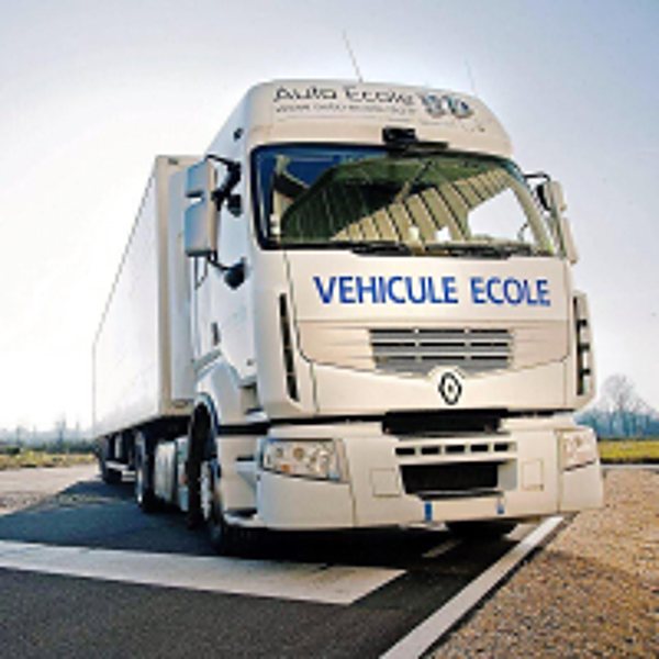 Camion Renault blanc marqué véhicule école sur une route