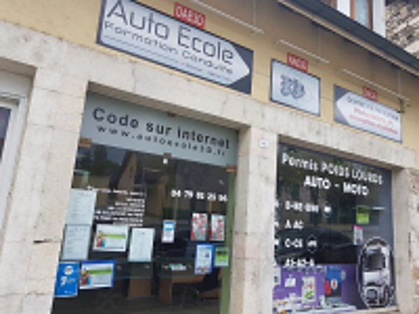 Façade de l'agence de Belley avec son enseigne et ses vitrines d'affichage
