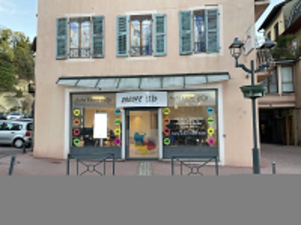 Façade de l'agence du Pont-de-Beauvoisin avec ses vitrines colorées